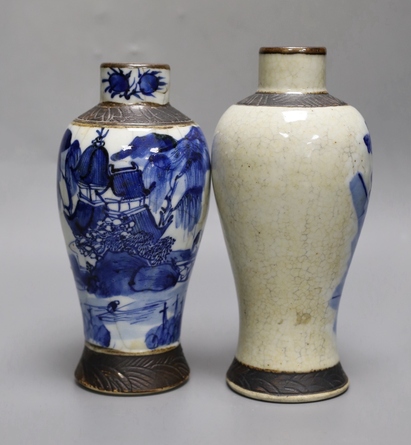 Two Chinese blue and white crackleglaze vases, 19th century, 21.5cm